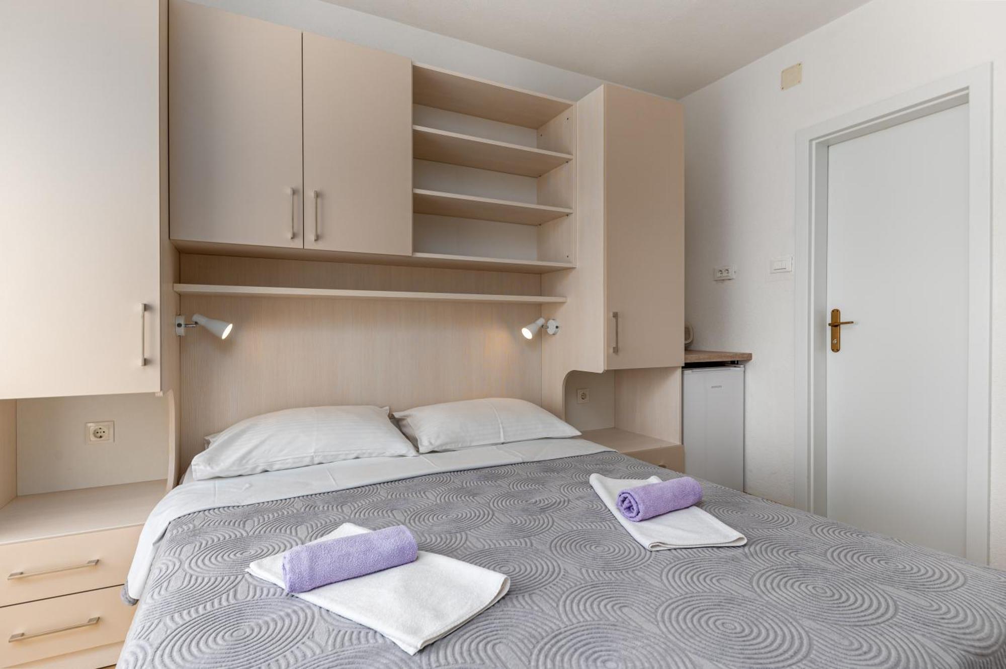 Bed And Breakfast Ivona Baska Voda Room photo